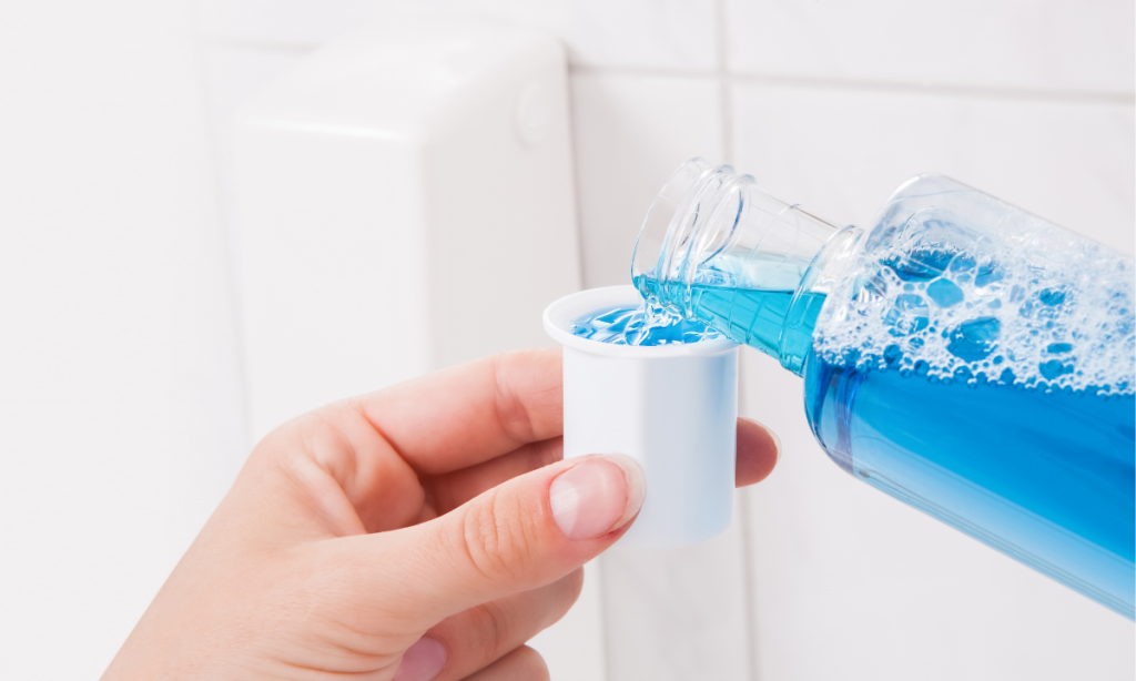 Apakah Cukup Menggunakan Mouthwash Tanpa Sikat Gigi?